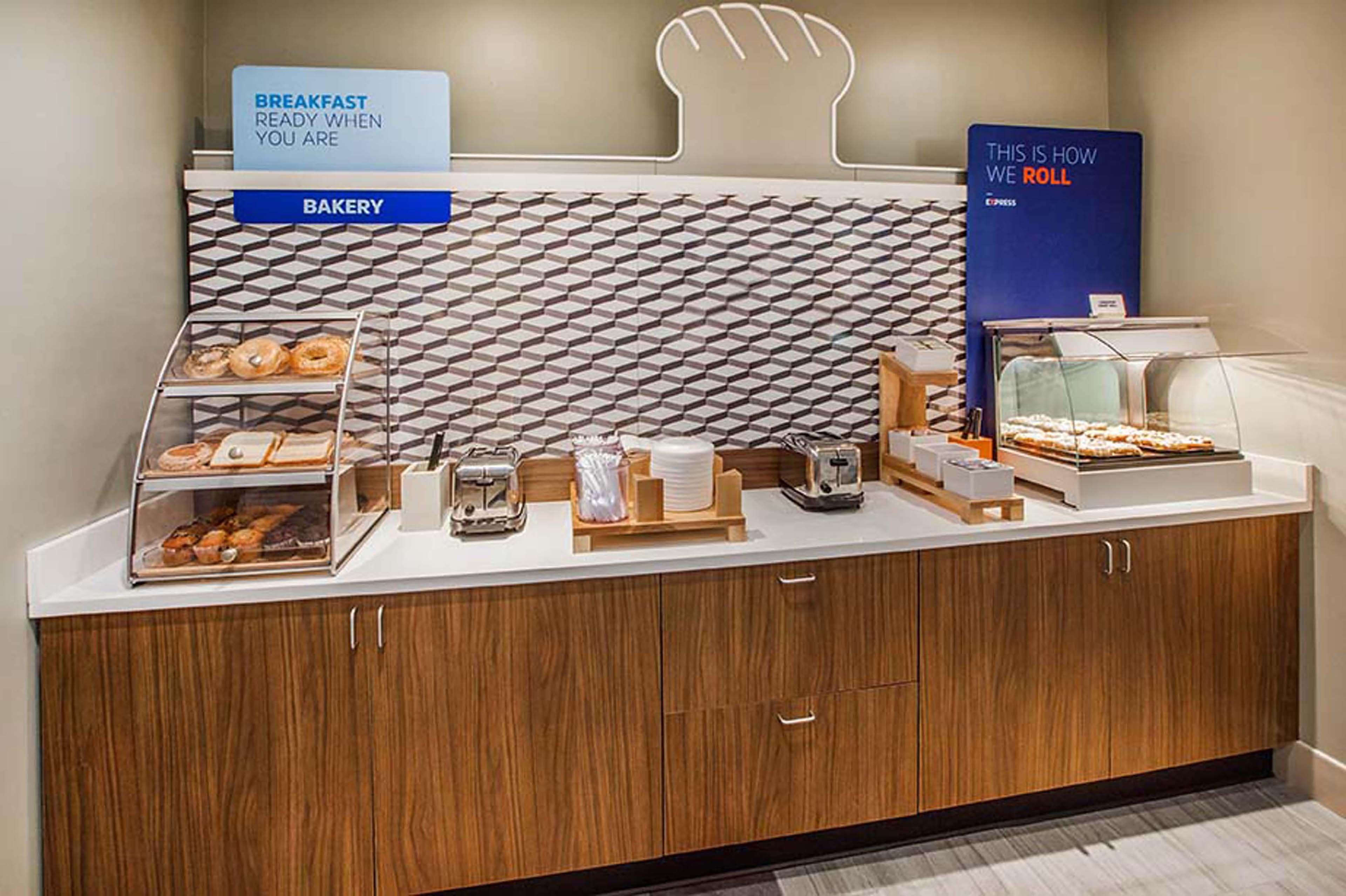 Holiday Inn Express Forsyth By Ihg Экстерьер фото