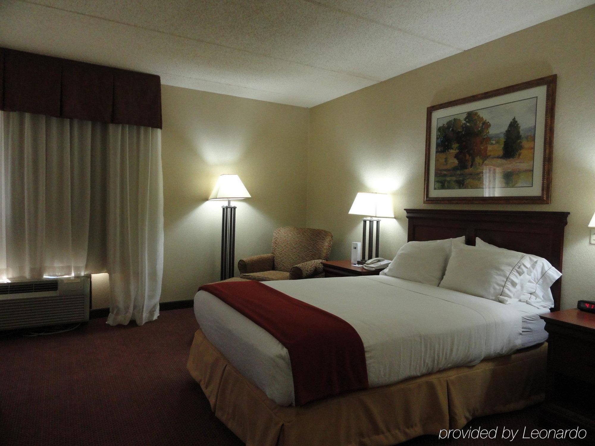 Holiday Inn Express Forsyth By Ihg Экстерьер фото