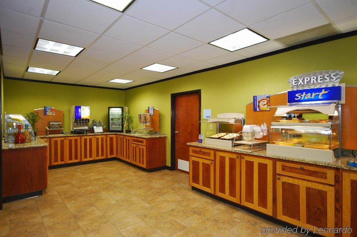 Holiday Inn Express Forsyth By Ihg Экстерьер фото