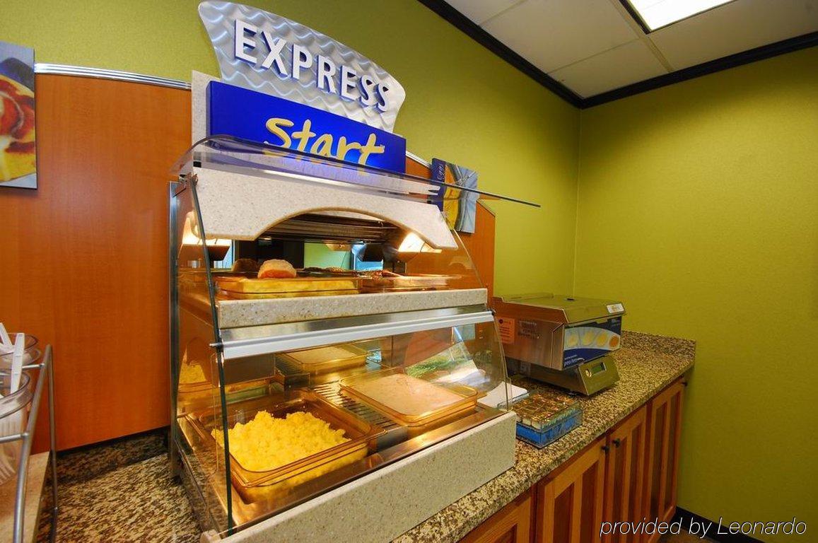 Holiday Inn Express Forsyth By Ihg Ресторан фото